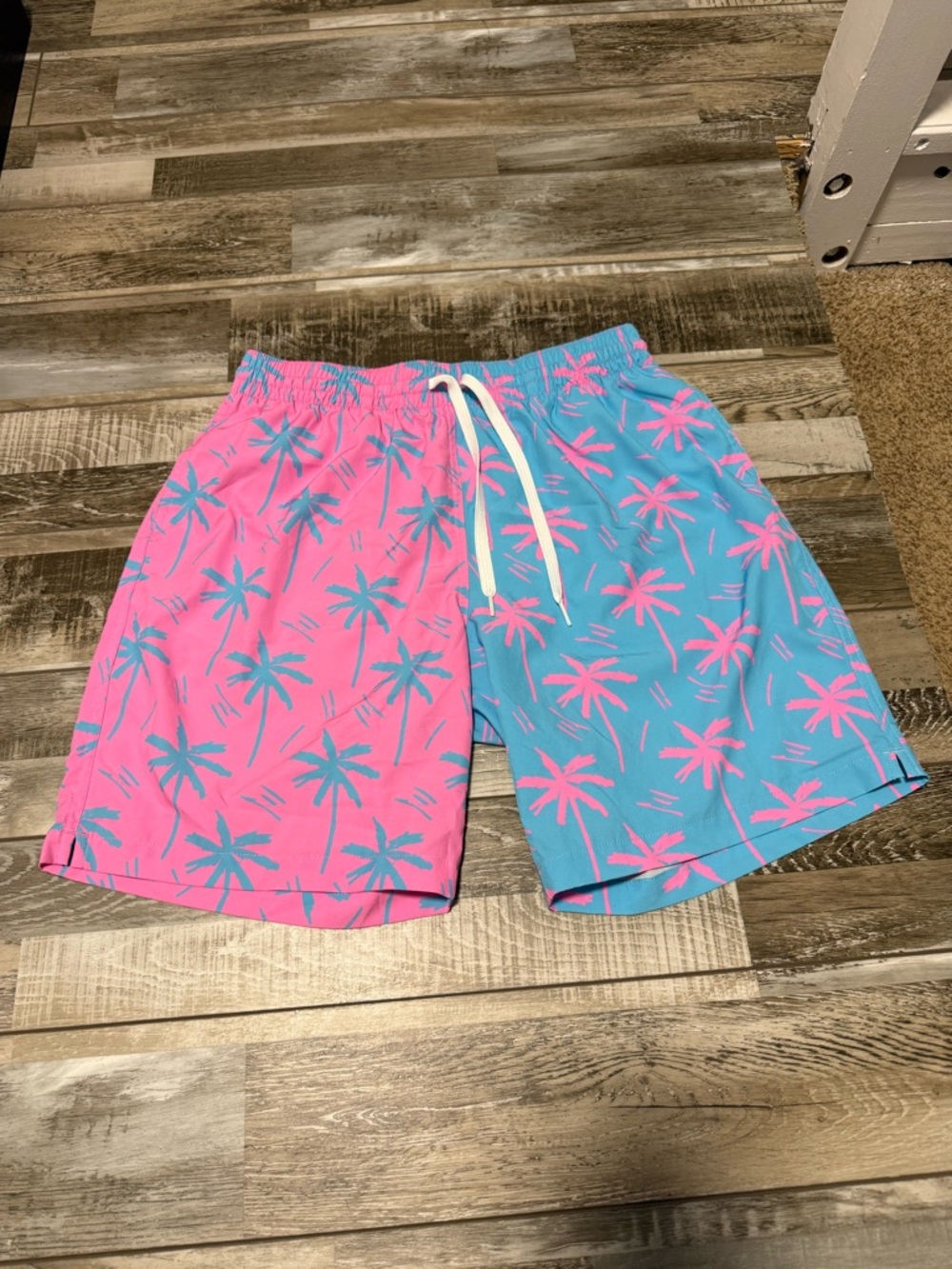 Chubbies Men's Pink and Blue Palm Tree Swim Trunk Shorts Size L 7” Inseam Beach